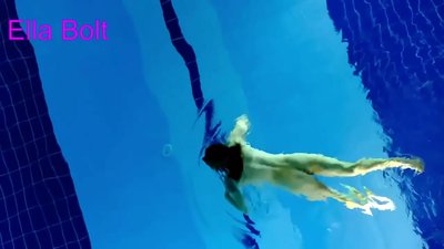 我无法停止观看,年轻的金发女郎在ELLA BOLT度假村游泳池中被抓到裸泳