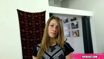 我喜欢和她这样的女孩做爱,那些一开始扮演独立和谦虚的女孩,然后变成了最大的荡妇。