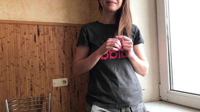 哥哥帮助继妹在第一次约会前放松。俄罗斯业余爱好者与交谈
